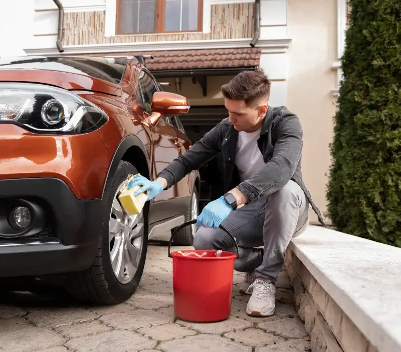 Lavage auto à domicile Sains-en-Gohelle : professionnel intervenant sur un véhicule